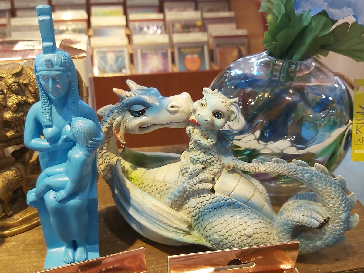 BanyenBooks's tweet photo. “A mother’s love is more beautiful than any fresh flower.” —Debasish Mridha
Happy Mother's Day to all mothers of the world! ❤️

#MothersDay #HappyMothersDay #DebasishMridha #MothersLove #MothersDayQuotes #IsisStatue #DragonStatue https://t.co/Oyrc93GDKh