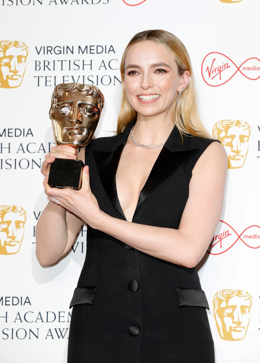 📸 Jodie Comer with her award for 'Best Leading Actress' in Help at the Virgin Media British Academy Television Awards 👏🏻❤️ #JodieComer #BAFTATV #Baftas2022