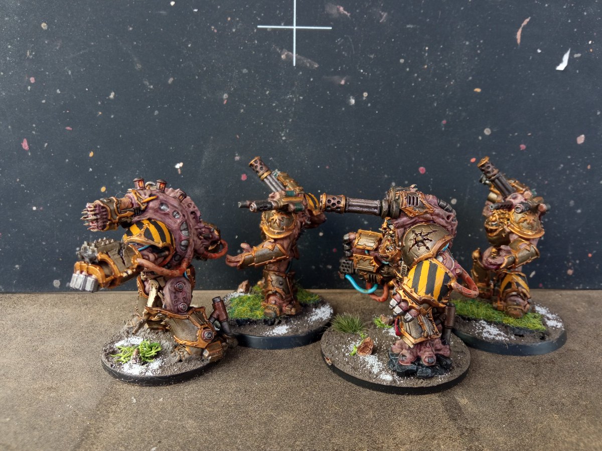 Stiem_Gaming's tweet photo. Y para compensar el parón... Este #dominingo tengo 4 Arrasadores del Caos (obliterators, que los llaman ahora). Dos de GW y dos alternativos de Wallapop
@ivanminiaturas @BarbuDuTerror estas son las minis de esta mañana. He usado el corcho para subir altura a los no oficiales 😂 https://t.co/YbKL1HDcn7