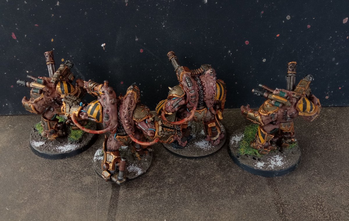 Stiem_Gaming's tweet photo. Y para compensar el parón... Este #dominingo tengo 4 Arrasadores del Caos (obliterators, que los llaman ahora). Dos de GW y dos alternativos de Wallapop
@ivanminiaturas @BarbuDuTerror estas son las minis de esta mañana. He usado el corcho para subir altura a los no oficiales 😂 https://t.co/YbKL1HDcn7