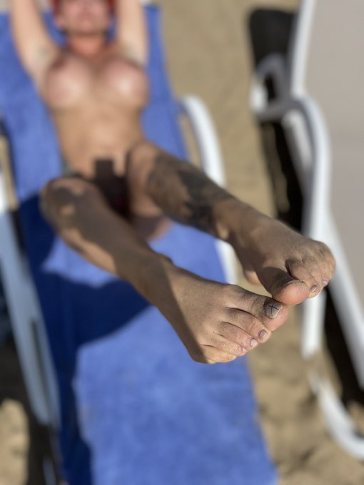 Getting tanned and sweaty 🥵 https://t.co/0nROCSKupV