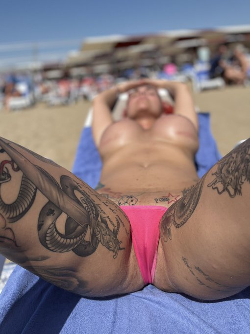 Getting tanned and sweaty 🥵 https://t.co/0nROCSKupV