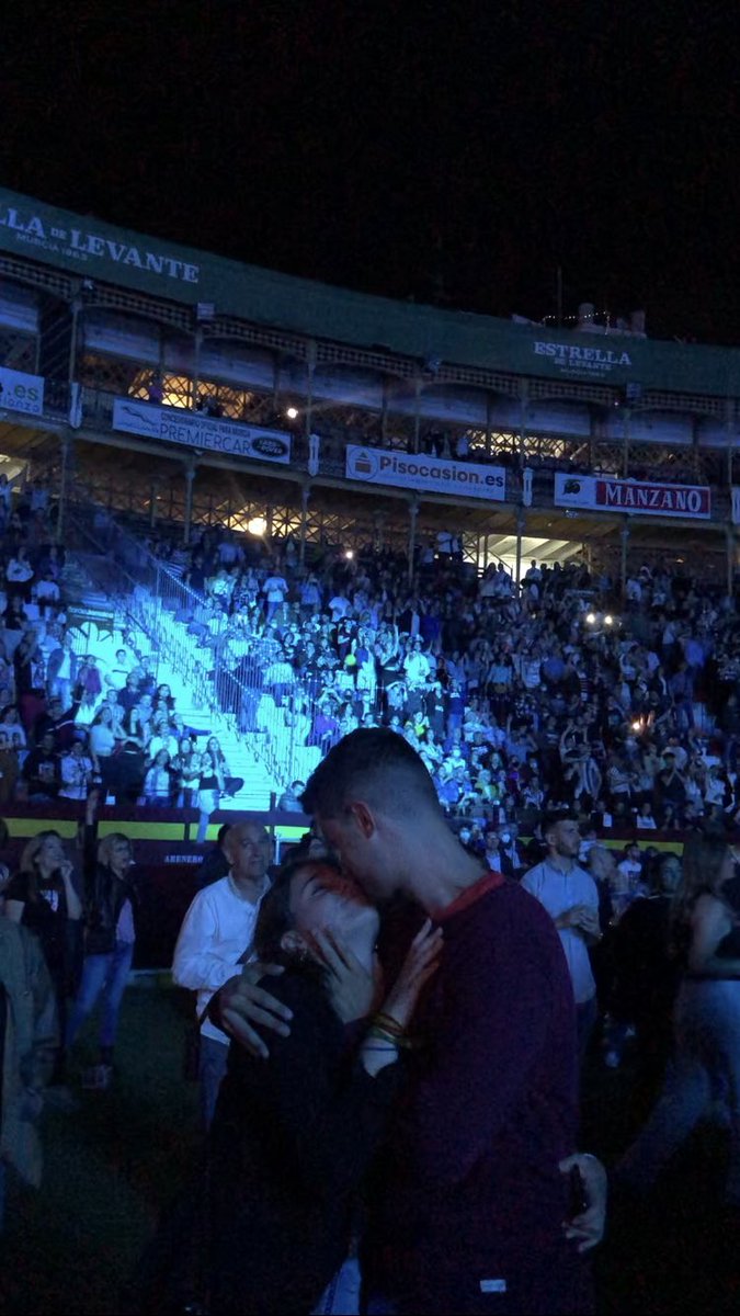 albalopeez18's tweet photo. Anoche en el concierto de Melendi de Murcia, esta pareja me tenía enamorada. Send help para encontrarlos.🫶🏼 https://t.co/trfz5MeBkh