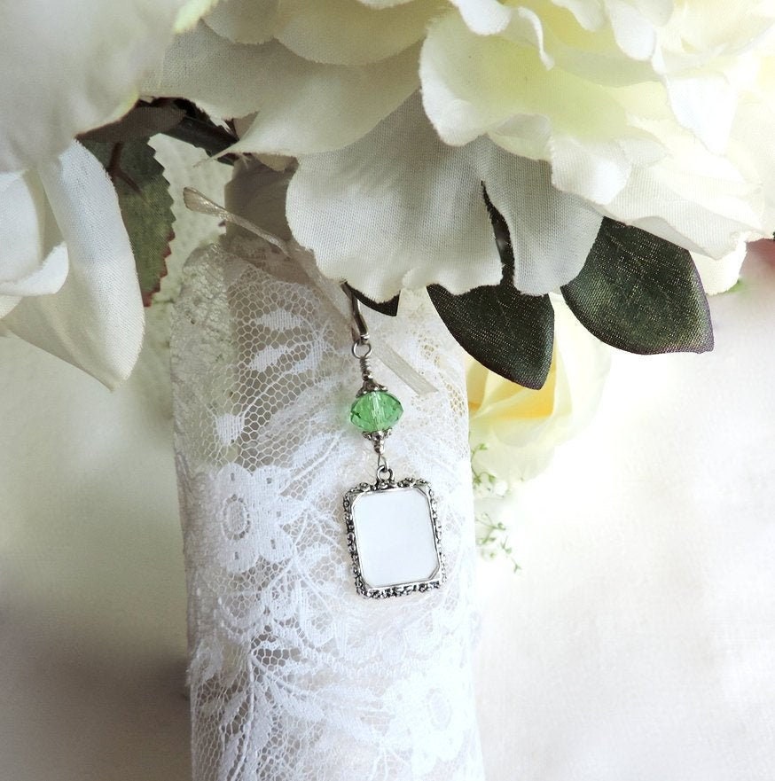 smilingbluedog's tweet photo. Excited to share the latest addition to my #etsy shop: Wedding bouquet photo charm with green crystal and small picture frame. https://t.co/zkxjd6iwsh #green #Etsymnt #epiconetsy #etsypreneur #weddings #brides #showergift #etsyfinds #gifts https://t.co/uj4P33cmxe