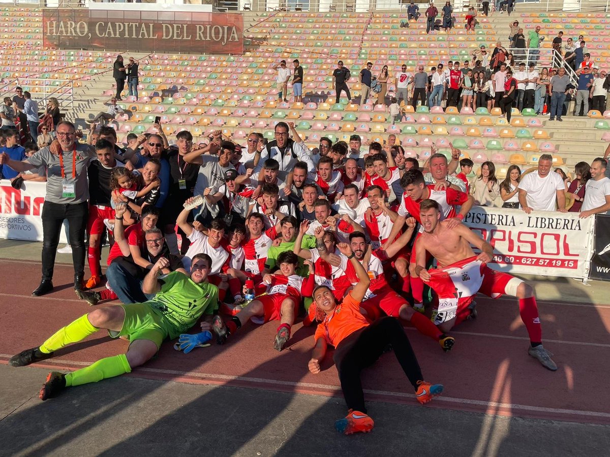vareaoficial's tweet photo. SOIS LA OSTIA 💪💪💪💪

ESTE EQUIPO NUNCA SE RINDE VAMOS VAREA ⬜🟥

ESTAMOS EN LA FINAL 

#cdvarea🟥⬜ 
#orgullovarea⬜🟥 https://t.co/mntXcxzbD8