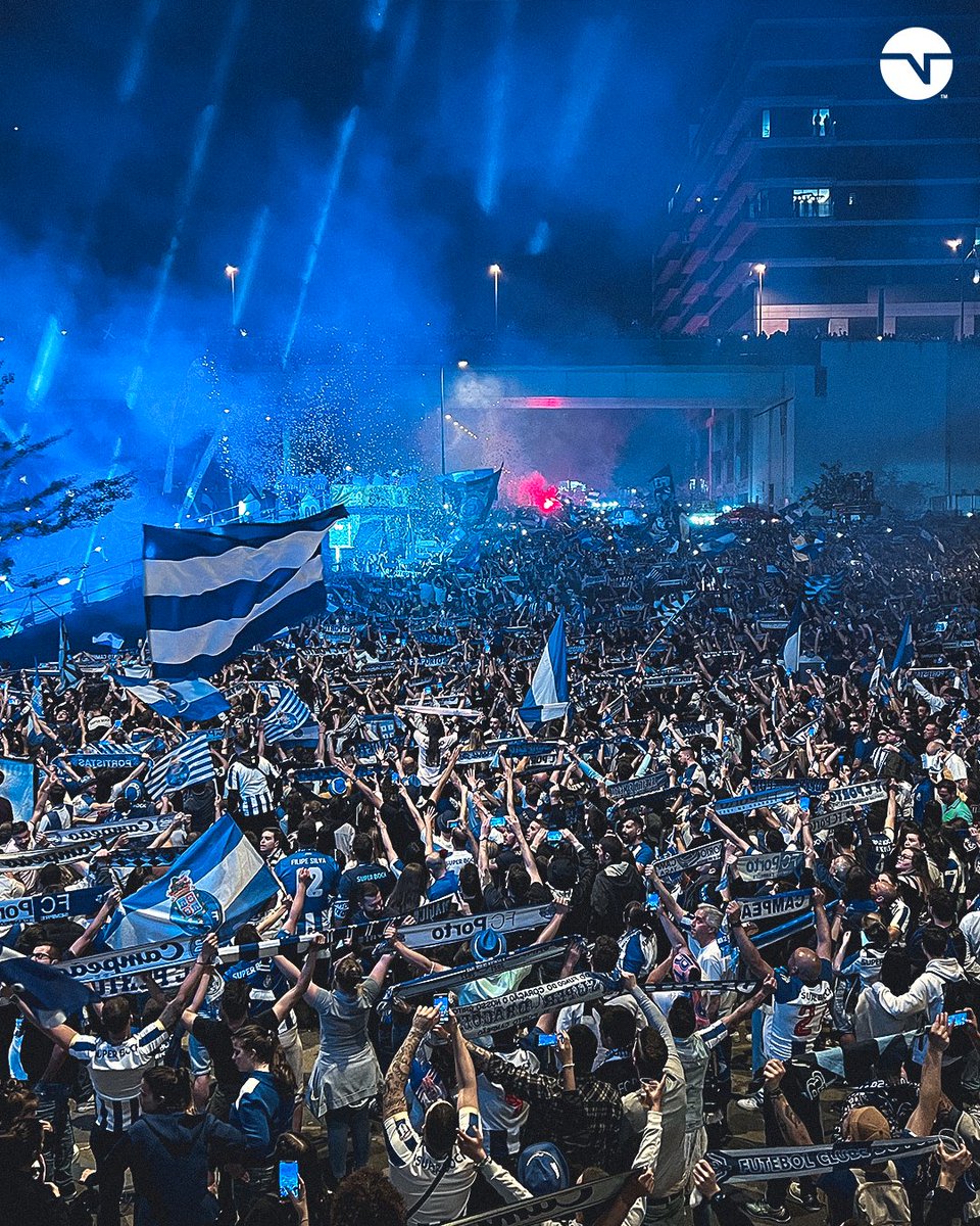 alfredogesta's tweet photo. Acho que está é a foto mais bonita, a propósito de ontem, hoje à noite no Estádio do Dragão. Muito bonita. Somos @FCPorto. https://t.co/ONtgFkjNyu
