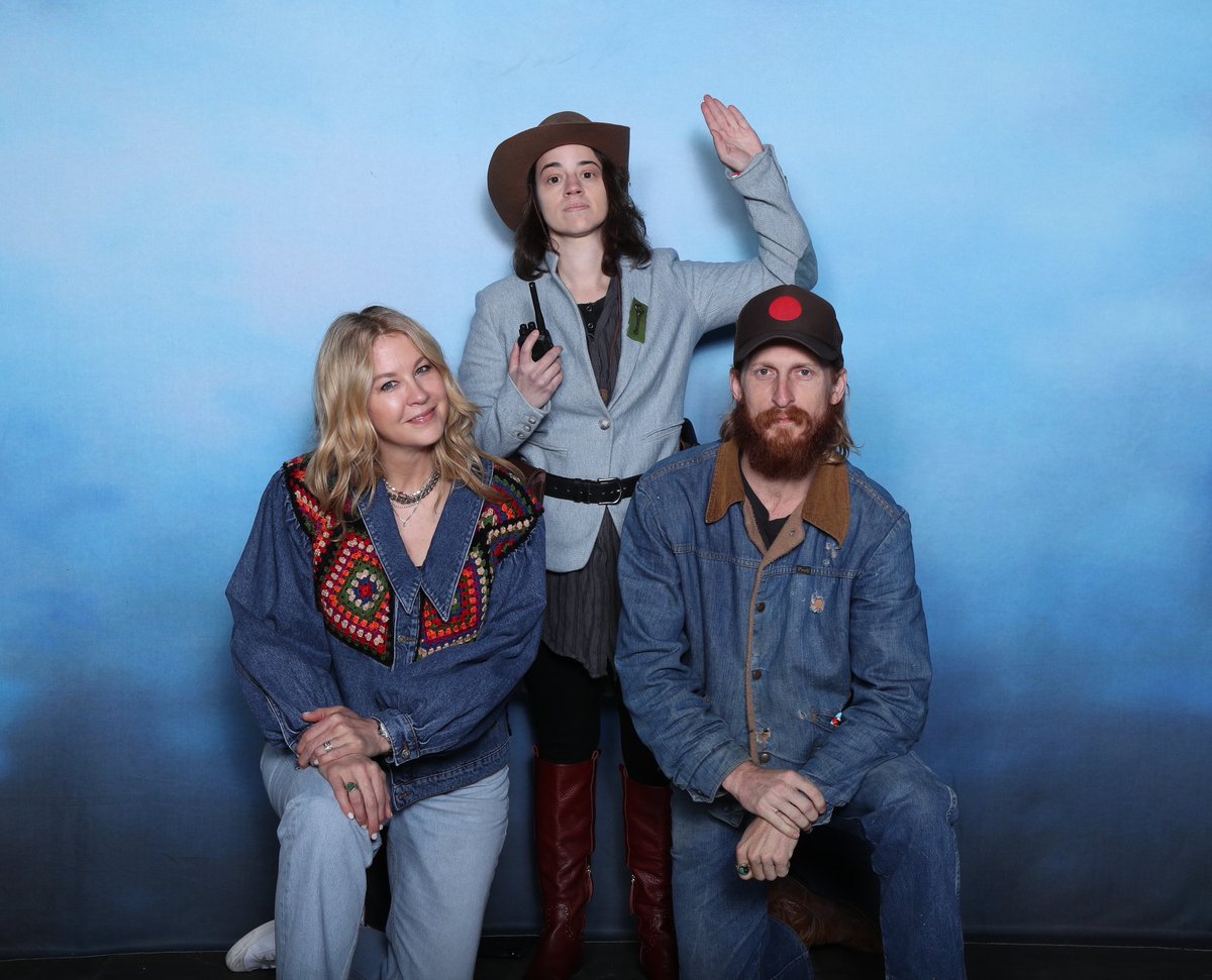 jessicatNY's tweet photo. It's @FearTWD Sunday!
10 minutes into #fandemictour and Virginia had people kneeling. π€
#virginiaftwd - me
@austinamelio & @jennaelfman as themselves.
(thank you for humoring me π )
#FearTWD https://t.co/5bQP9NsFY0