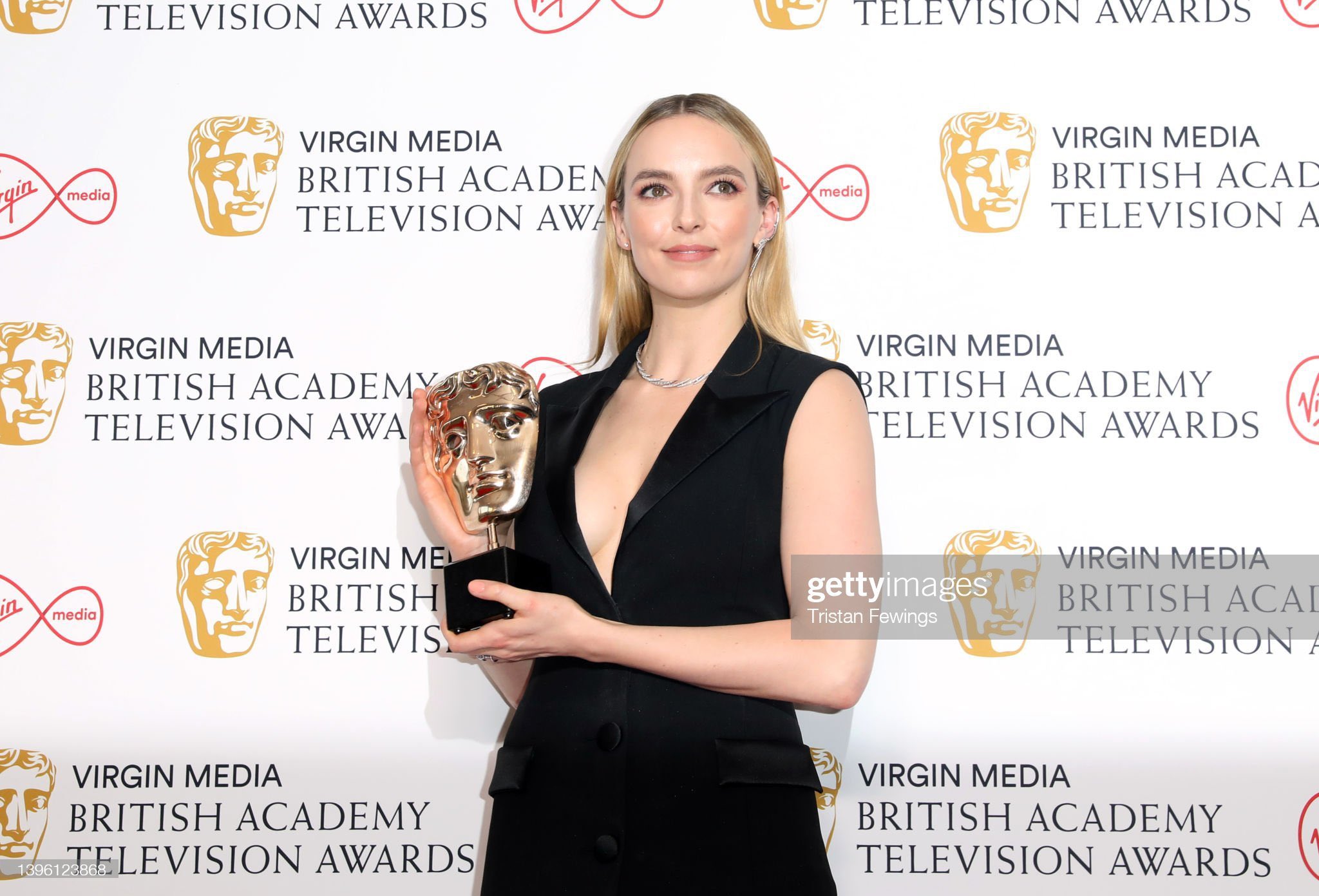 FSQelbUXIAACLnJ?format=jpg&name=large