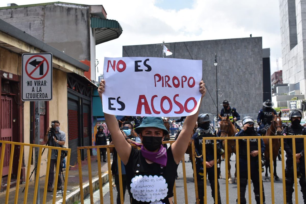 delfinocrc's tweet photo. #TraspasoDePoderes2022
Grupos feministas protestaron este domingo para manifestar su rechazo al presidente Rodrigo Chaves y a los acuerdos que ha sostenido el país con el Fondo Monetario Internacional.

📸: Alonso Martínez. https://t.co/8gXtPOf8hW