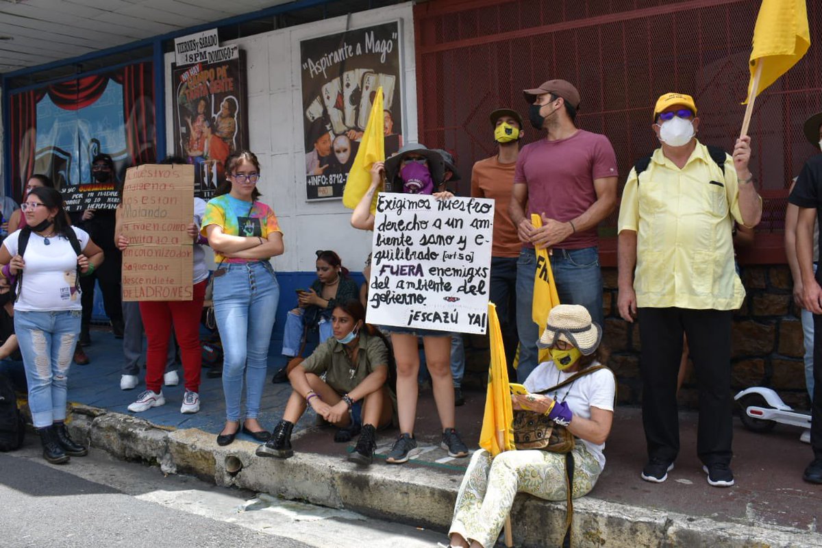 delfinocrc's tweet photo. #TraspasoDePoderes2022
Grupos feministas protestaron este domingo para manifestar su rechazo al presidente Rodrigo Chaves y a los acuerdos que ha sostenido el país con el Fondo Monetario Internacional.

📸: Alonso Martínez. https://t.co/8gXtPOf8hW