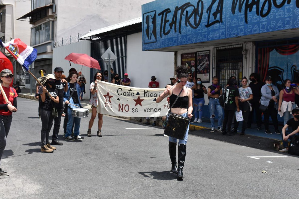 delfinocrc's tweet photo. #TraspasoDePoderes2022
Grupos feministas protestaron este domingo para manifestar su rechazo al presidente Rodrigo Chaves y a los acuerdos que ha sostenido el país con el Fondo Monetario Internacional.

📸: Alonso Martínez. https://t.co/8gXtPOf8hW