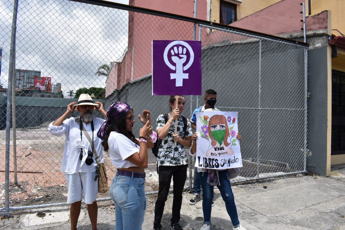 delfinocrc's tweet photo. #TraspasoDePoderes2022
Grupos feministas protestaron este domingo para manifestar su rechazo al presidente Rodrigo Chaves y a los acuerdos que ha sostenido el país con el Fondo Monetario Internacional.

📸: Alonso Martínez. https://t.co/8gXtPOf8hW