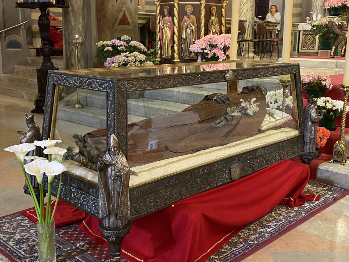 massipresciutti's tweet photo. Iniziata oggi con la solenne celebrazione nella Basilica di San Benedetto la ricognizione del corpo del nostro adorato Patrono Beato Angelo da Gualdo
Continua a proteggere la nostra comunità veglia su di Noi
Accogli in cielo la nostra amica Sabrina
#BeatoAngelo https://t.co/DrZMX6vqrt