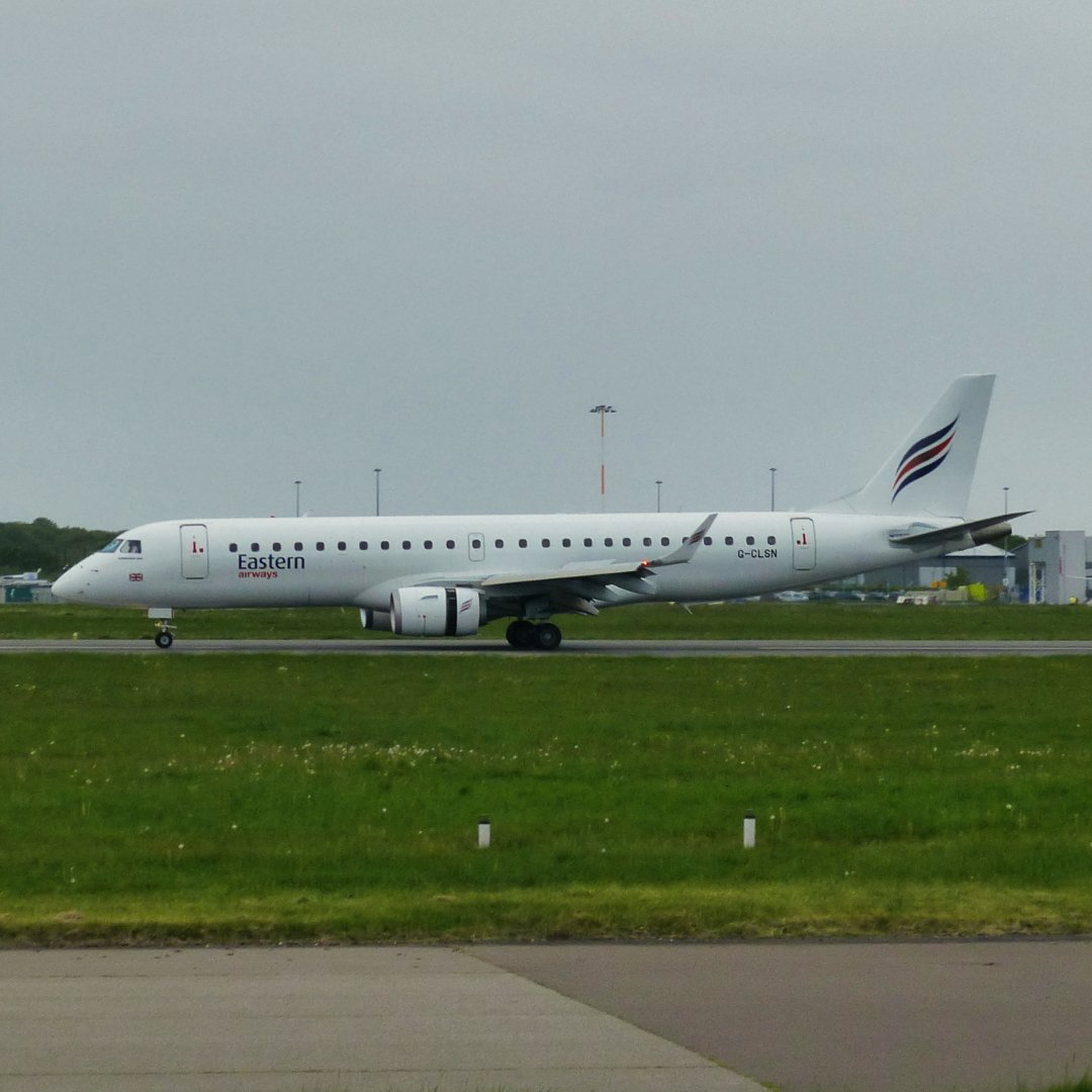 Michaelflying28's tweet photo. Eastern Airways Embraer ERJ-190-100 LR G-CLSN arriving at Doncaster Airport from London Biggin Hill Airport. 

#eastern #easternairways #embraer #embraerlovers #weloveembraer #embraerstories #embraerejet #embraerejets #ejet #ejets #e190 #emb190 #embraere190 #erj190 #erj https://t.co/jae0GqlylY