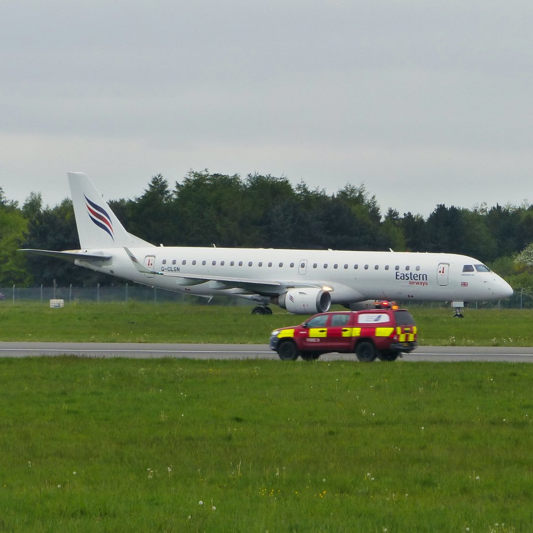 Michaelflying28's tweet photo. Eastern Airways Embraer ERJ-190-100 LR G-CLSN arriving at Doncaster Airport from London Biggin Hill Airport. 

#eastern #easternairways #embraer #embraerlovers #weloveembraer #embraerstories #embraerejet #embraerejets #ejet #ejets #e190 #emb190 #embraere190 #erj190 #erj https://t.co/jae0GqlylY
