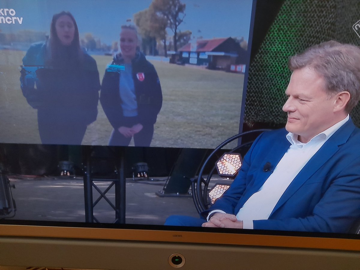 Vanavond op tv, college tour met <a href="/PieterOmtzigt/">Pieter Omtzigt</a> met daarin een leuke bijdrage van trainsters Karlijn en Mirne van <a href="/Emos_Enschede/">rksv EMOS</a> MO13👍