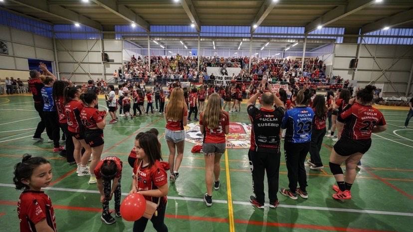 MrPoblet's tweet photo. Dicen que en deporte solo puede ganar uno, pero ayer un equipo consiguió la fase, fue mejor y desde aquí mis felicitaciones al @SportingLR, y otro se gano la admiración y respeto de todo un pueblo y muchos amantes del balonmano ¡Qué ovarios tienen estas tías! 😍 @BMPozueloCva https://t.co/Tbg9pFnUGz