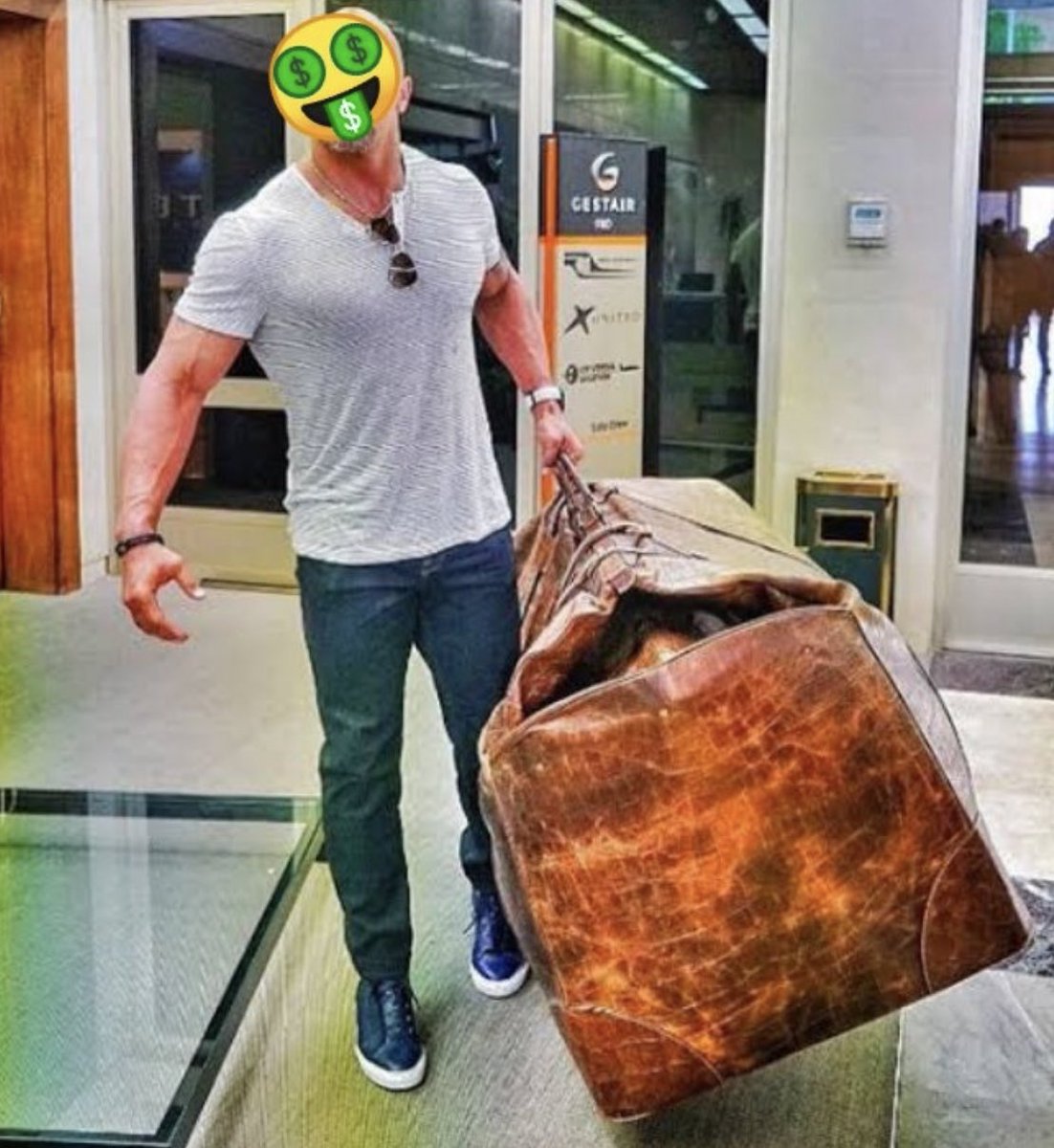 Nadeem6321's tweet photo. Come on #Bitcoin plz dump on weekly 200 day MA.   Around 20k because my USDT bag is very heavy I want to buy Bitcoin at 20k 😜 and I will buy my favorite Alts 💎💎💎💎#BAX #MTV #CNS #VRA #SKEY #KAR #MIR #ZKP #BLXM #POND #OXB #BUY #ROSE #MITX #dent #GEEQ #DMRT 💎🚀🚀🚀🚀🚀💪🏿 https://t.co/nKJZpcQnk4