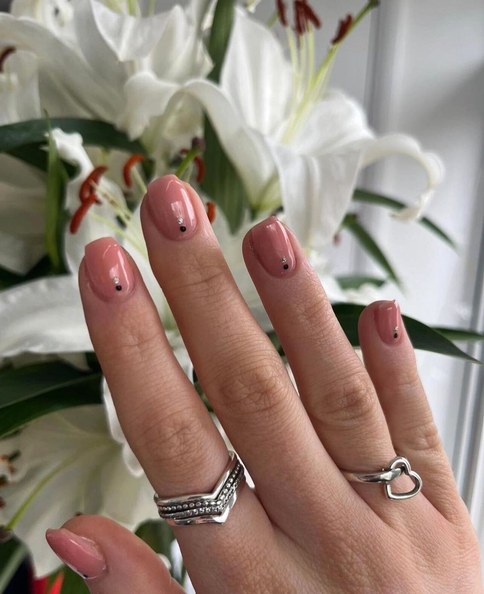Simple and classy 🤍

We love this nail art, which was created with a little help from our trusty Gel Nail Base and Top Coats!

Shop now: bit.ly/3xRctgZ

📷 @abbywakelinbeauty

#beauty #nailart #nails