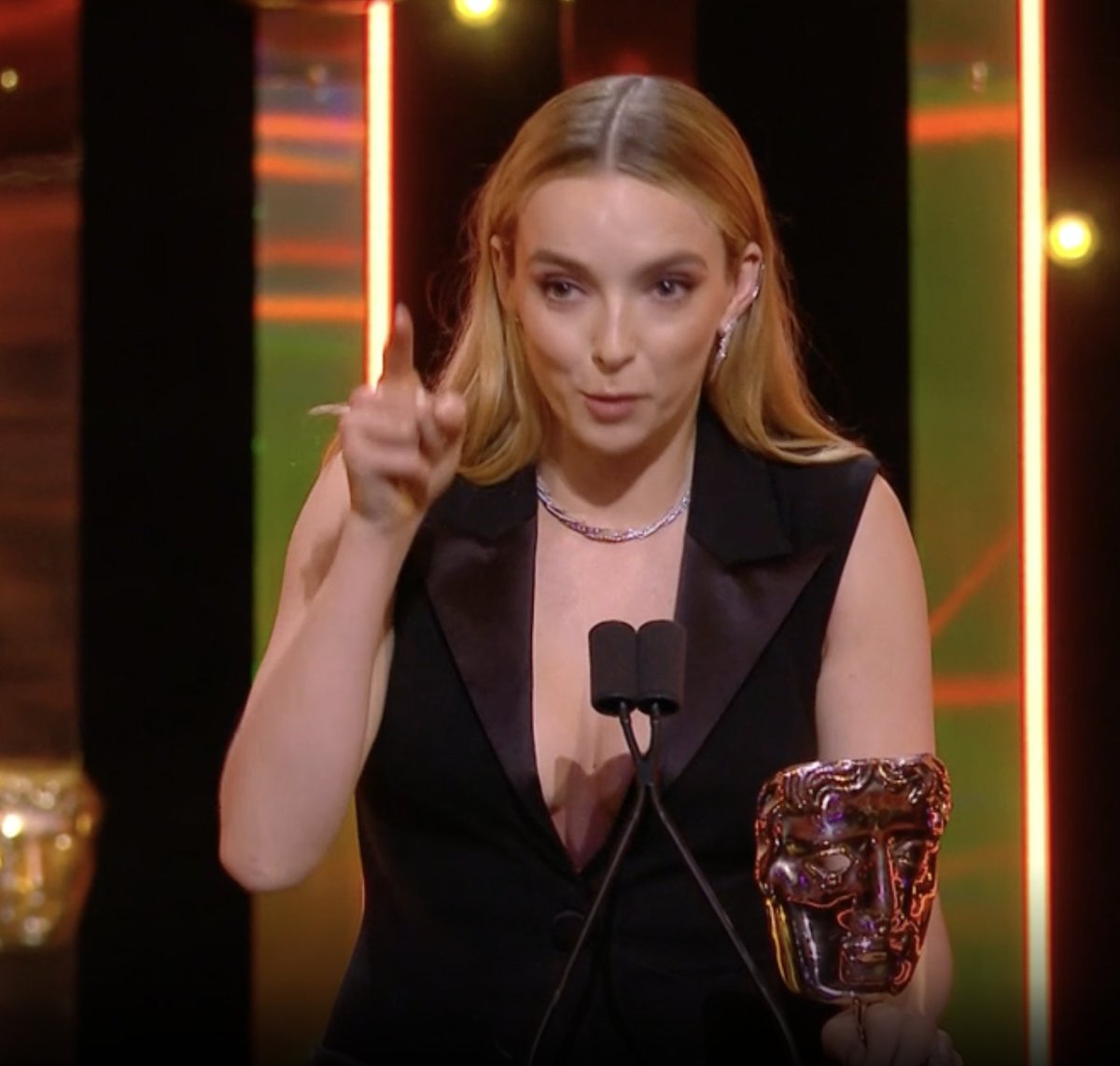 GlamourMagUK's tweet photo. Jodie Comer wins her second 'Best Actress' award at the BAFTAs 😍 https://t.co/h9dq6jROrH