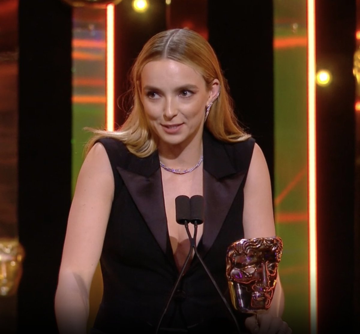 GlamourMagUK's tweet photo. Jodie Comer wins her second 'Best Actress' award at the BAFTAs 😍 https://t.co/h9dq6jROrH