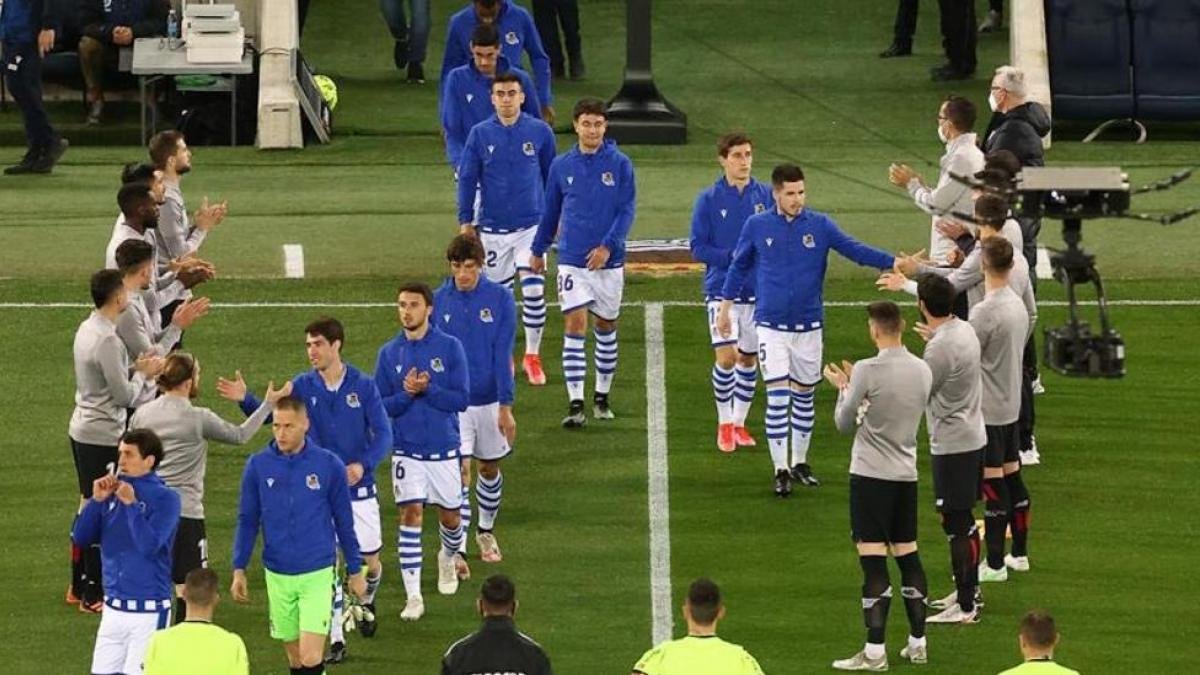 AthleticXtra's tweet photo. Hacer el pasillo es deportividad y reconocer los éxitos del rival. 

Jamás es humillación. https://t.co/lEOJpiHg73