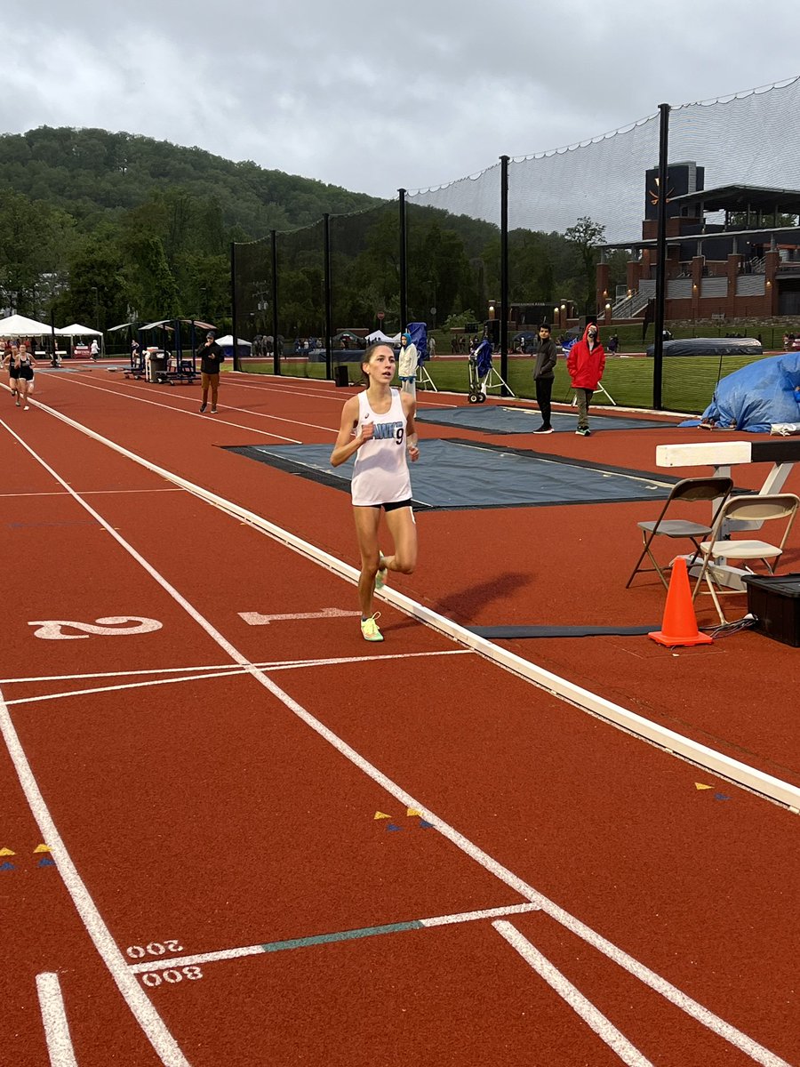 DogwoodTrack's tweet photo. @ann_deidre @MudpuppyPugh @milestatdotcom Girls 3200m heat winners https://t.co/nx1vpemMfe