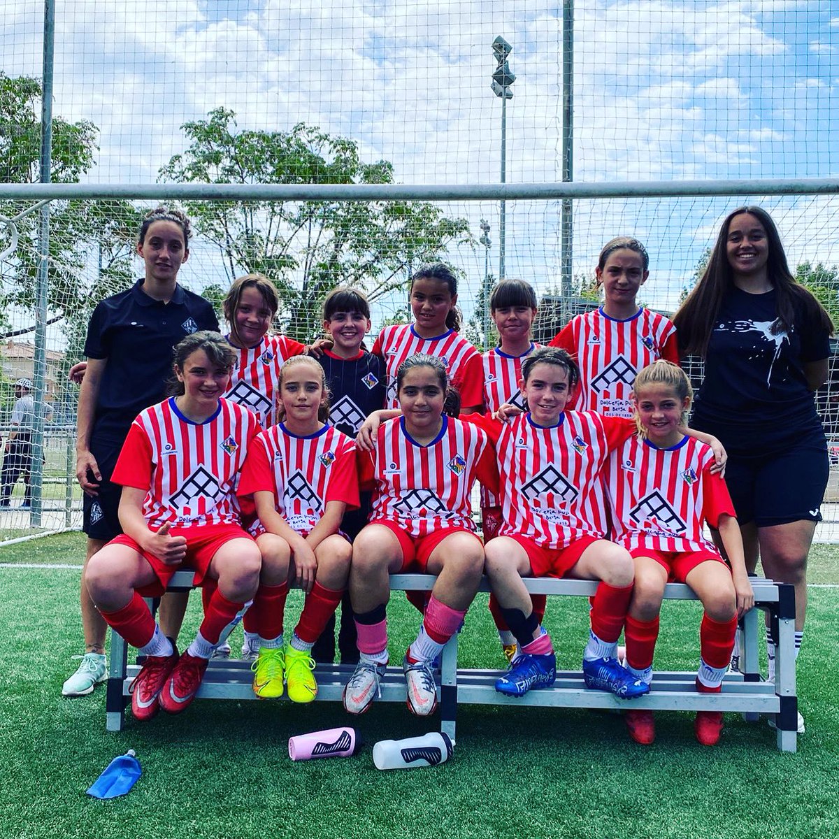 DolceriaP's tweet image. Acabem la temporada, la primera de moltes, s'ha jugat, s'ha guanyat, s'ha perdut i per sobre dels resultats, s'ha començat un camí imparable. Aquest nostre equip està per sobre dels números, aquest equip és emoció, és força, és un equip amb totes les lletres.#patrocinemsommis