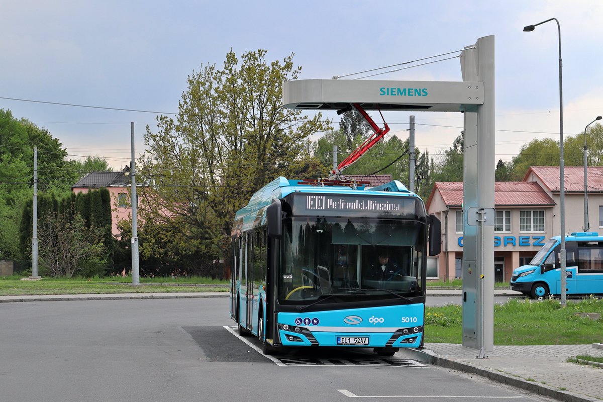 MiraOpavak's tweet photo. 🔋🚌 Včera poprvé vyjely elektrobusy @DPOstrava typu Solaris Urbino 12 electric se systémem dobíjení OppCharge. Zde fotografie ev. č. 5010. 📷
@Ostrava_cz #elektrobus #elektrobusy #bus #autobus #autobusy #OppCharge #DPO #DoprvnípodnikOstrava #mhdostrava #Ostrava https://t.co/VpSM8FMWJB