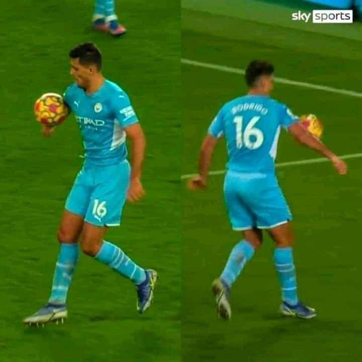 victoriafola1's tweet photo. يقول السيّد پيپ غوارديولا أن الجميع في انجلترا يدعم ليفربول و رغم هذا مصيرهم بين أيديهم .. https://t.co/cCoZkKGu2a