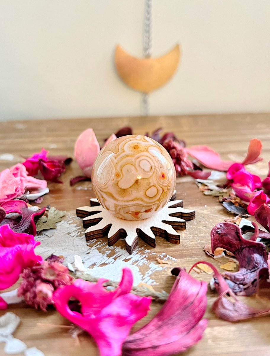 Annabtlouise's tweet photo. I still have these gorg Sardonyx spheres&amp;these beautiful Prehnite palms left from yesterdays update! Can we find some a home today?🙈the Sardonyx would be precious on one of these wooden stands only $10 extra! If not they do come with a free lil acrylic! https://t.co/YKjo4UcXHl✨ https://t.co/3UBfBK22zN