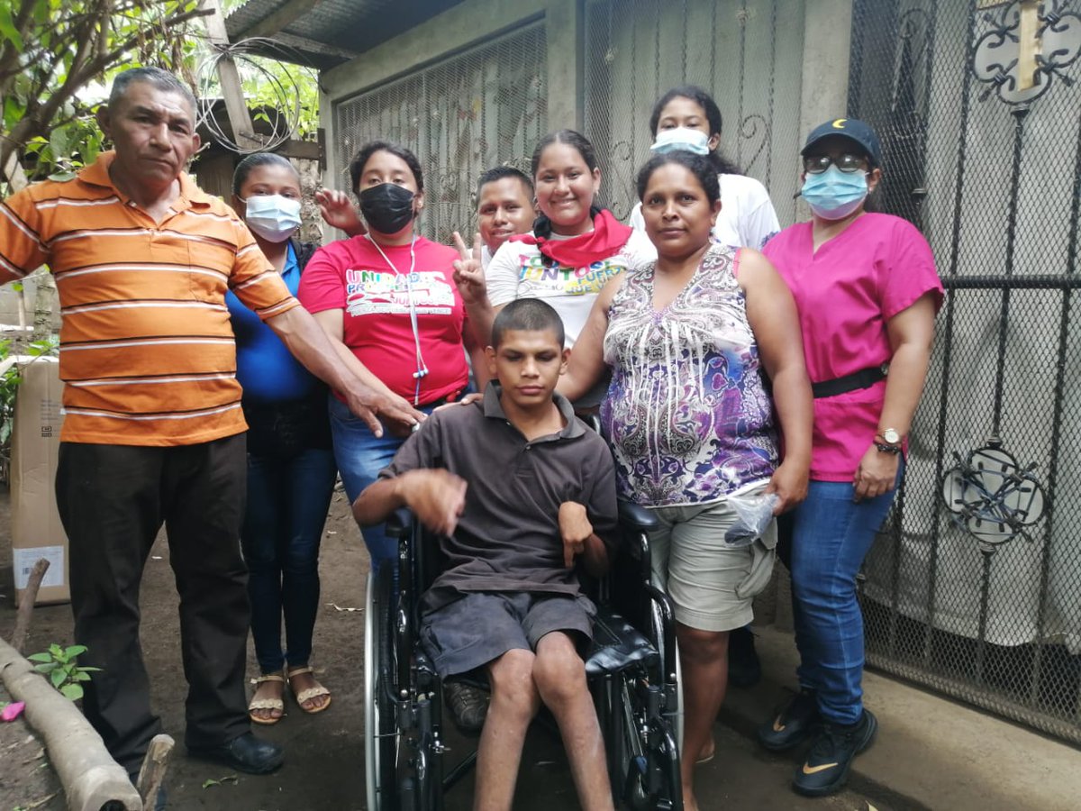 #Catarina// Nuestro buen gobierno a través de la Promotoria Solidaria de juventud Sandinista en coordinación con el minsa, realizan entrega de sillas de ruedas a protagonistas del programa todos von vos y pacientes cronicos de nuestro municipio.
#SandinoLuzVidayVerdad