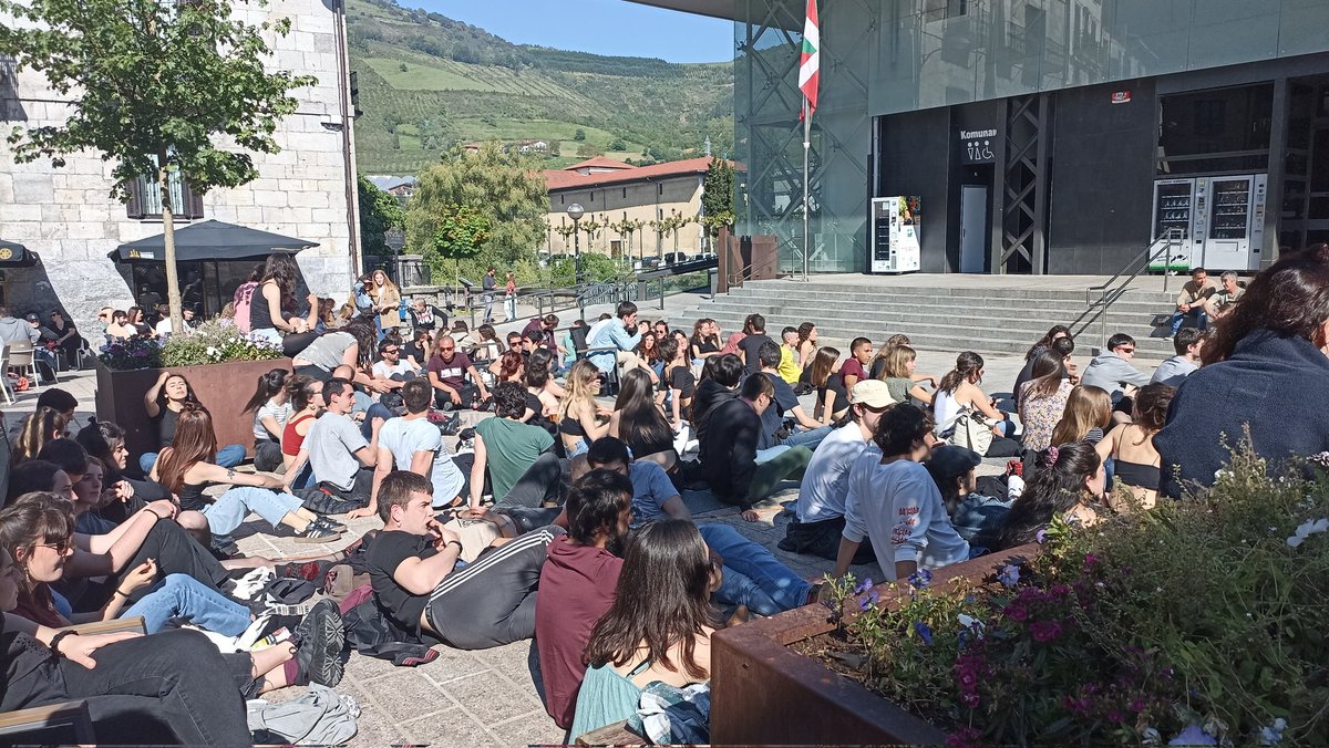 maialn's tweet image. Plazatik antzokirainoko bidea elkarrekin eginda, go-goraino bete zen Soresu #AgirretarrenBandera-ren estreinaldian. Amaitzean, txalo zaparrada lehertu zen, ehunka lagun hunkituta, emozioak ezkutatu ezinik. Zoragarria. Ederra antolatutako lana, ederra atzoko eguna.