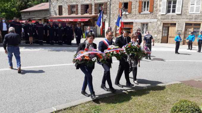 Suite et fin des #cérémonies du #8mai1945 à Saint-Félicien en présence de familles de justes. 1 moment et 1 symbole forts dans un contexte international sous tension en raison de la guerre en #Ukraine. De quoi nous rappeler une fois de plus l'importance du #DevoirDeMémoire 🇫🇷🇪🇺🕊