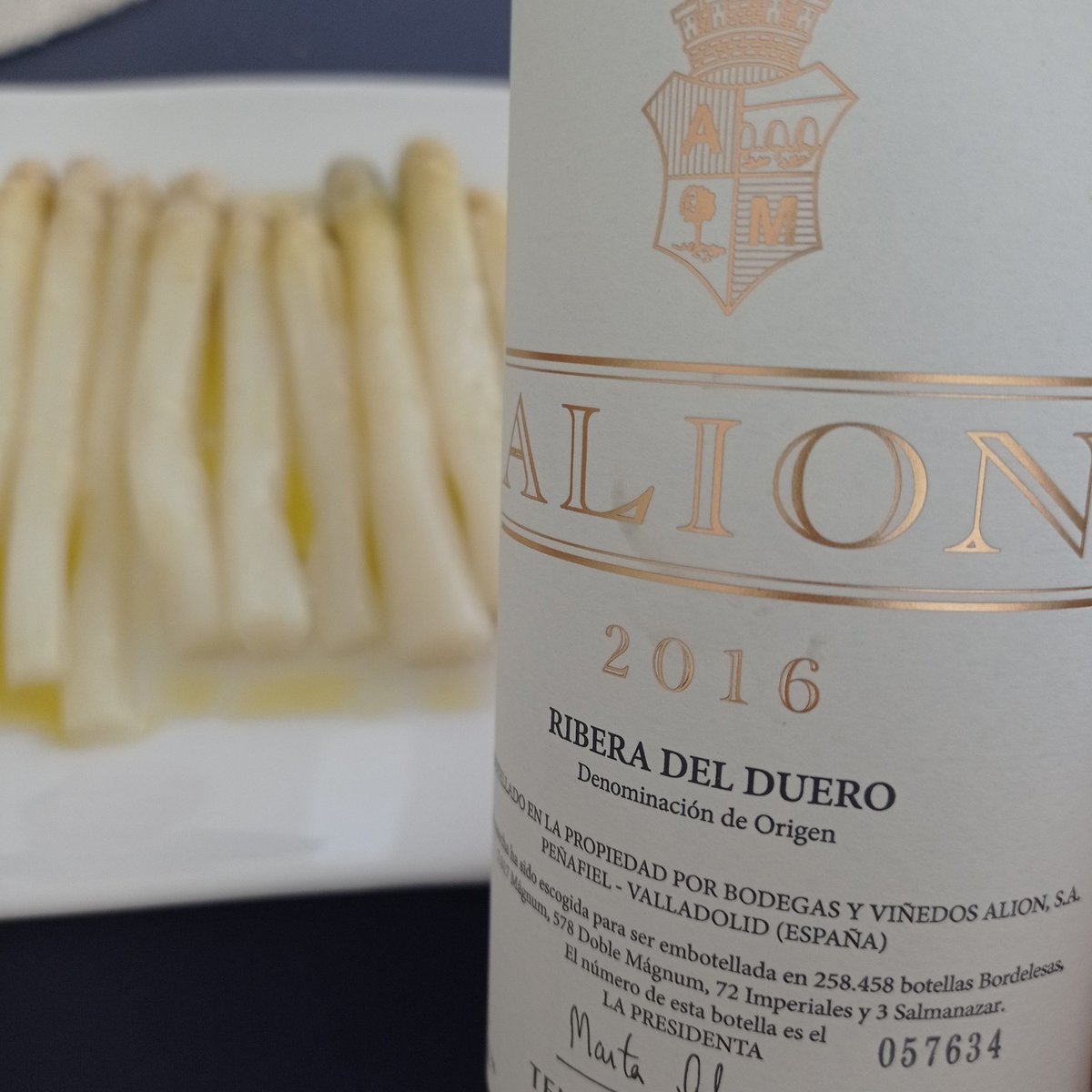 sergiocorral77's tweet photo. Que menos cuando un amigo te llega a casa con un @BodegasAlion... #espárragos #alcachofas #cebolletas #verduras #pollodecorral #vino @DORibera #amigos https://t.co/OWMsMuLwgL