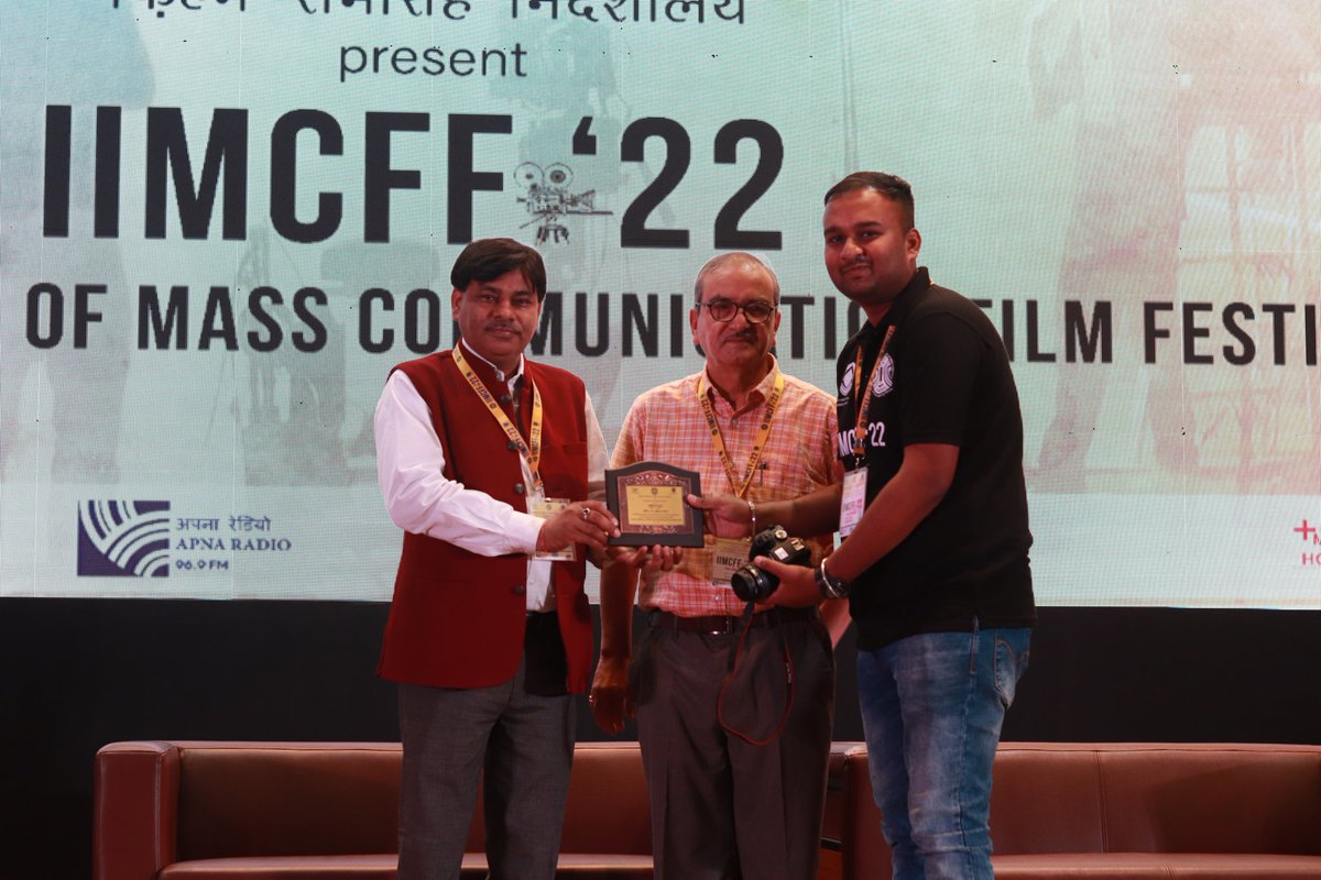 amanrajpaswan's tweet photo. Three days of clicking pictures of different sessions, dumping it on laptop immediately and then repeating the same #IIMCFF was fun. Thanks to @sangpran for this fest. And what's better than getting felicitated by @pramodsaini69 and @govind24 for active participation. https://t.co/EwhoHB1ZlI
