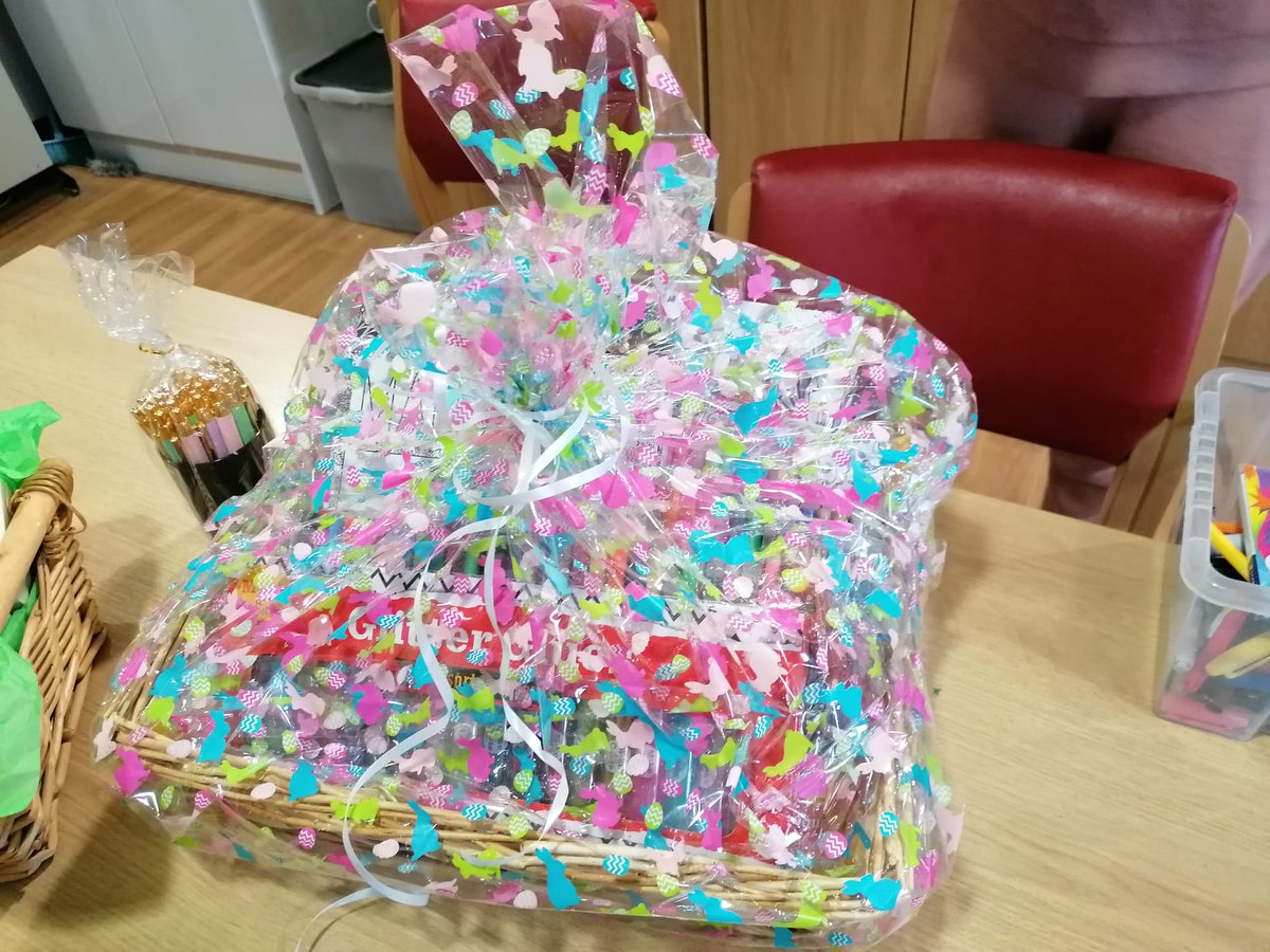 EmilybdOTA's tweet photo. After hearing we were short on supplies a local woman has donated an assortment of art supplies. #TeamOrchard could not be more thankful! What better to do than use these to make a thank you card. @mar8aret @WeAreLSCFT @magsquinn66 https://t.co/Dv8ShlP55E