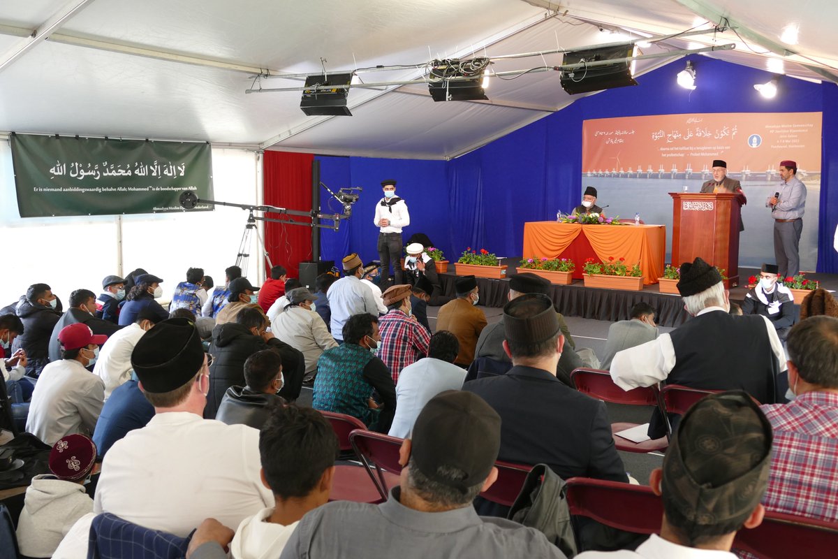 AhmadiyyaNL's tweet photo. #JalsaNL Mubarak!

Dit jaar waren er 1.318 aanwezigen bij de jaarlijkse bijeenkomst van de Ahmadiyya Moslim Gemeenschap. Dank aan onze vrijwilligers en alle aanwezigen! https://t.co/vlTAoX2SSl
