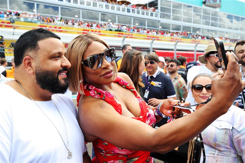 Venus Williams, Serena Williams and DJ Khaled on the grid before the race #MiamiGP