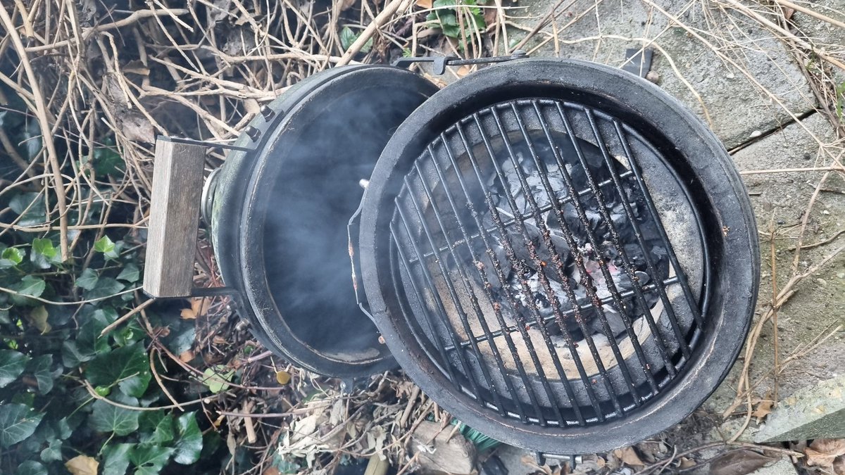Mathijsvanmilt's tweet photo. Damn, deksel afgebroken..mocht iemand nog een #biggreenegg mini, #kamadojoebbq , #blackbastard mini o.i.d. hebben staan en er vanaf wil, let me know!!! #dtv #BBQ #summer #smokey https://t.co/DKfgDowVTA
