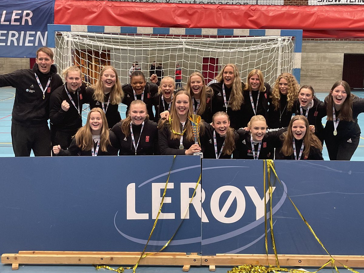 Tok med oss pokalen hjem til Larvik😁
Vinner av Lerøy serien 21/22🏆