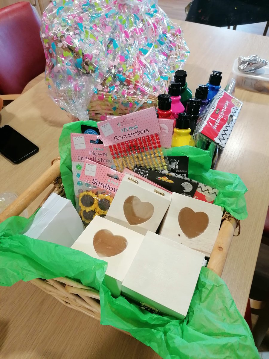 EmilybdOTA's tweet photo. After hearing we were short on supplies a local woman has donated an assortment of art supplies. #TeamOrchard could not be more thankful! What better to do than use these to make a thank you card. @mar8aret @WeAreLSCFT @magsquinn66 https://t.co/Dv8ShlP55E