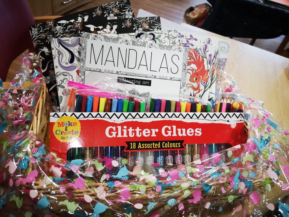 EmilybdOTA's tweet photo. After hearing we were short on supplies a local woman has donated an assortment of art supplies. #TeamOrchard could not be more thankful! What better to do than use these to make a thank you card. @mar8aret @WeAreLSCFT @magsquinn66 https://t.co/Dv8ShlP55E