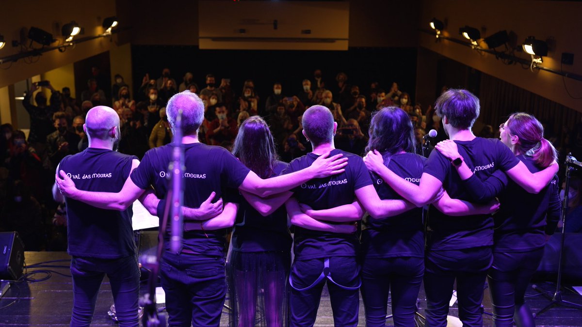 Lo mejor de los conciertos sois vosotr@s, el público. Gracias por estar💜
Foto de nuestro paso por el festival <a href="/barnasants/">BARNASANTS!</a> el pasado 26/03.
En los próximos días habrá novedades🎶
📷📽️ @moonvic
#OValDasMouras #OVDM #BruixesiPoetes #Barnasants #popfolk #poesía #concert #festival