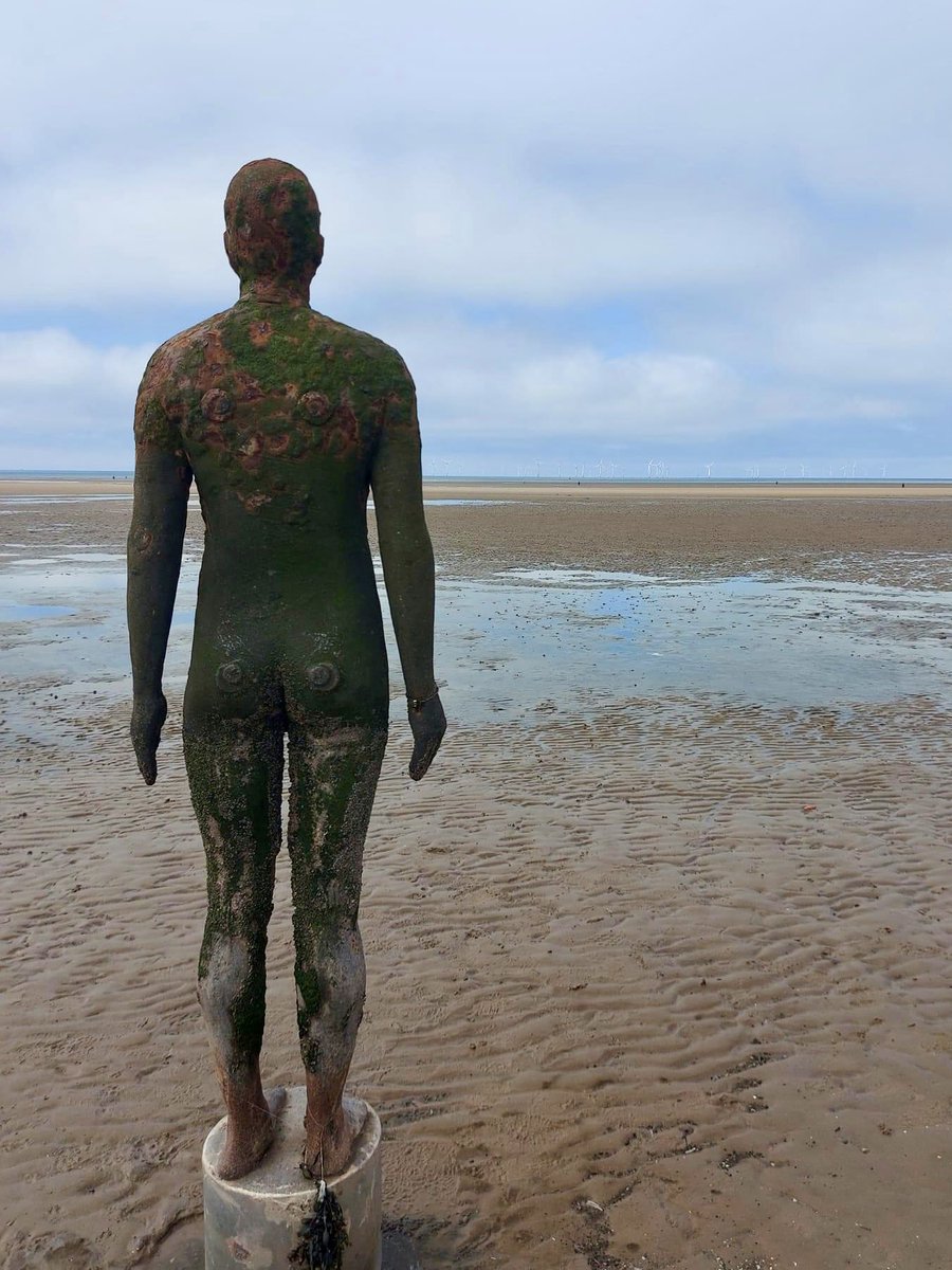 sianmeinir's tweet photo. Ystyried:yr angen i sylluโn obeithiol tua rhyw orwel newydd aโr angen ddynol i ddyheu am afallon. Dengys cerfluniau #AnotherPlace gan #AnthonyGormley y gofod rhwng y fan y mae รขโr gorwel sef realiti ac utopia. #CrosbyBeach #daldydir https://t.co/wVthFVVuyt