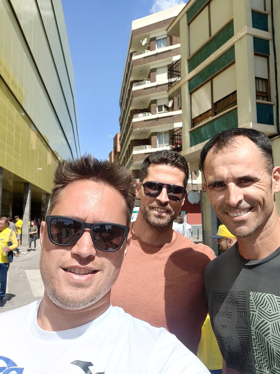 luisfasu's tweet photo. Hoy en los aledaños del Estadio de la Cerámica con todo un medallista olímpico @Herrera_Gavira Pablo Herrera y el gran Adrián Gavira! #Endavant! Gracias! https://t.co/hcY2cQnpX3