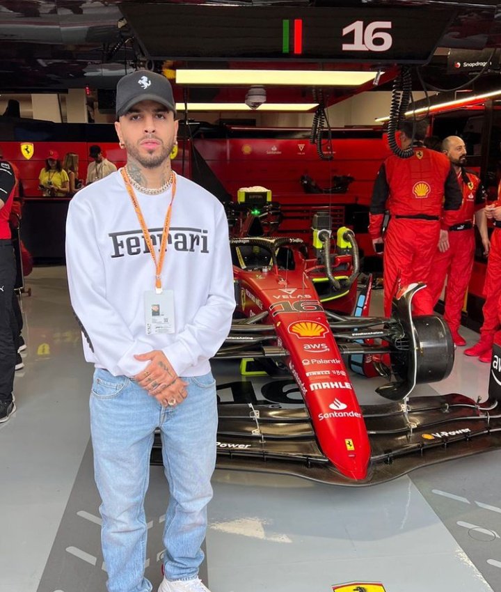 RauwDailyEsp's tweet photo. Rauw Alejandro x Ferrari. 🏎 https://t.co/Z5ZZu15J5B