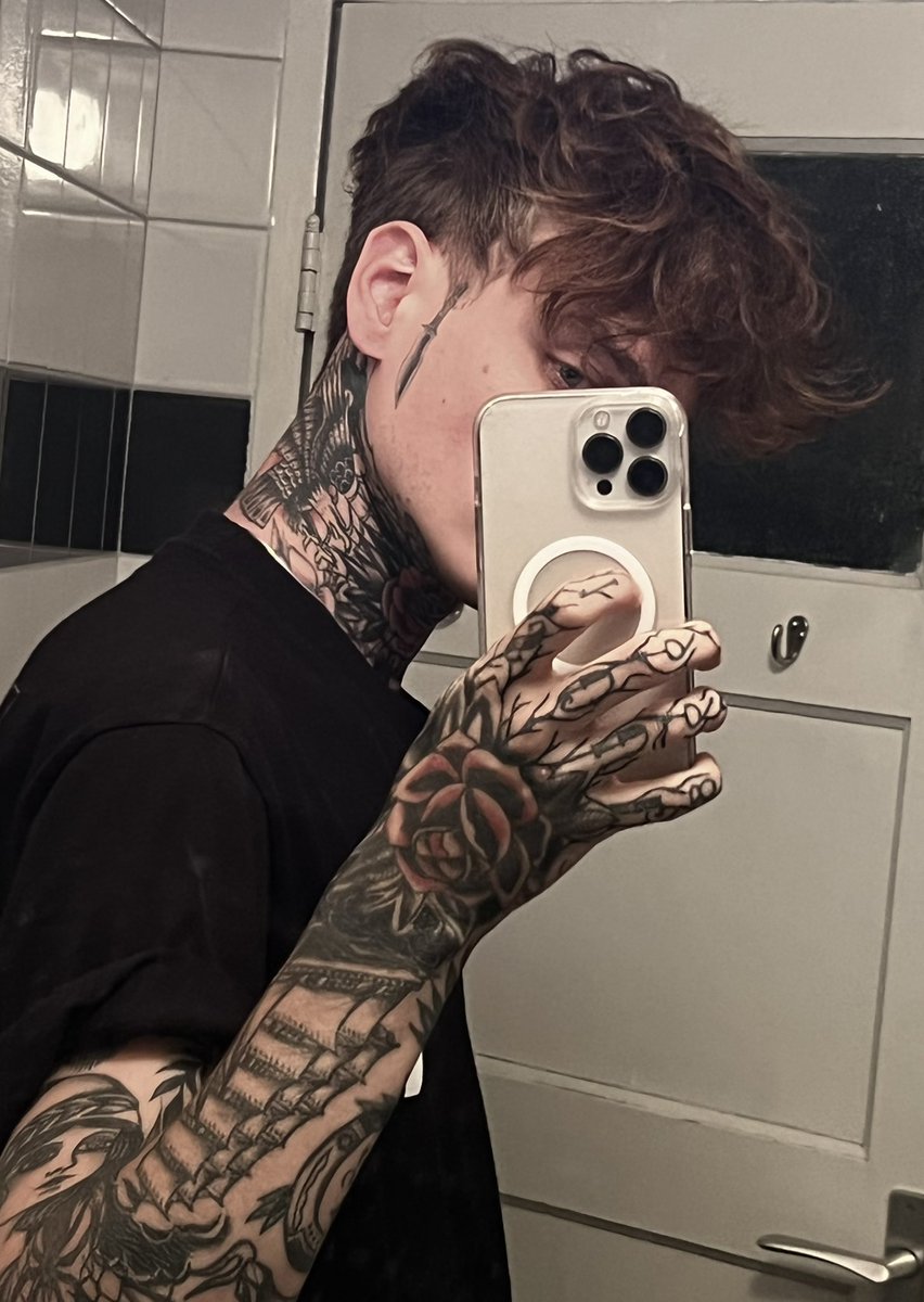 itaintaaron's tweet photo. dirty mirror https://t.co/67y0Kz4uZY