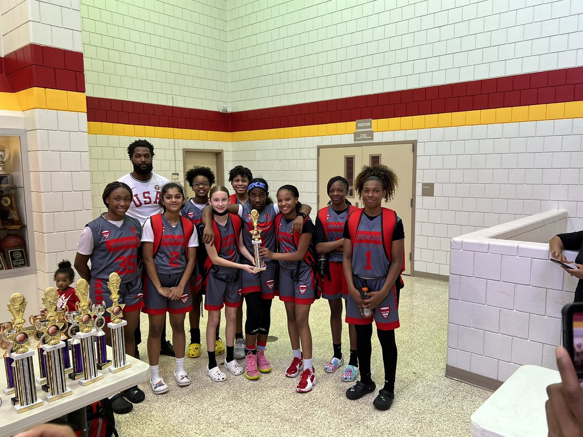 kb_rain19's tweet photo. A great end to a Mother’s Day weekend with filled with basketball. #showcasebball #battleoftheland #aauweekends https://t.co/2BL4x0KKno