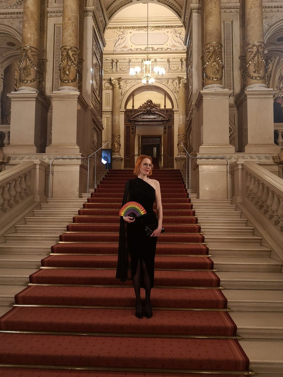 M_Latex's tweet photo. Ja ich bin unbreakable 😂..... Es war für mich ein echt wichtiger Abend. Mein Knie ist noch immer nicht gut aber ich hab mich endlich mal wieder als wunderschön empfunden 😭 danke an @_starbase_ ❤️#unfall #lovemybody #nurselife #burgtheater #wien #show #ditavonteese #samtkleid https://t.co/jnrUya3PoU